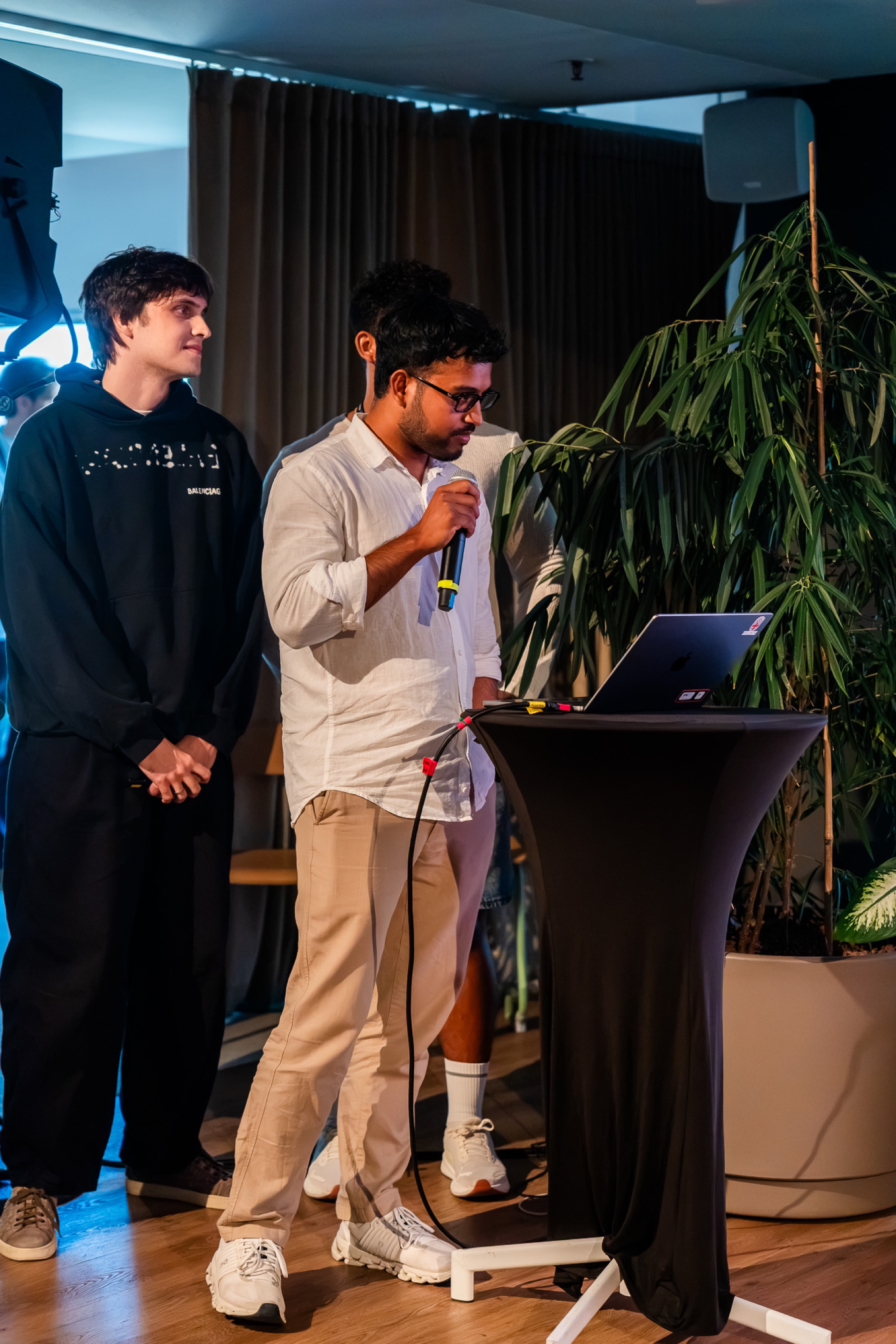 Presenting the live MIRA demo at HackBarna